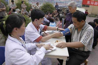 “义诊进社区、健康伴我行”